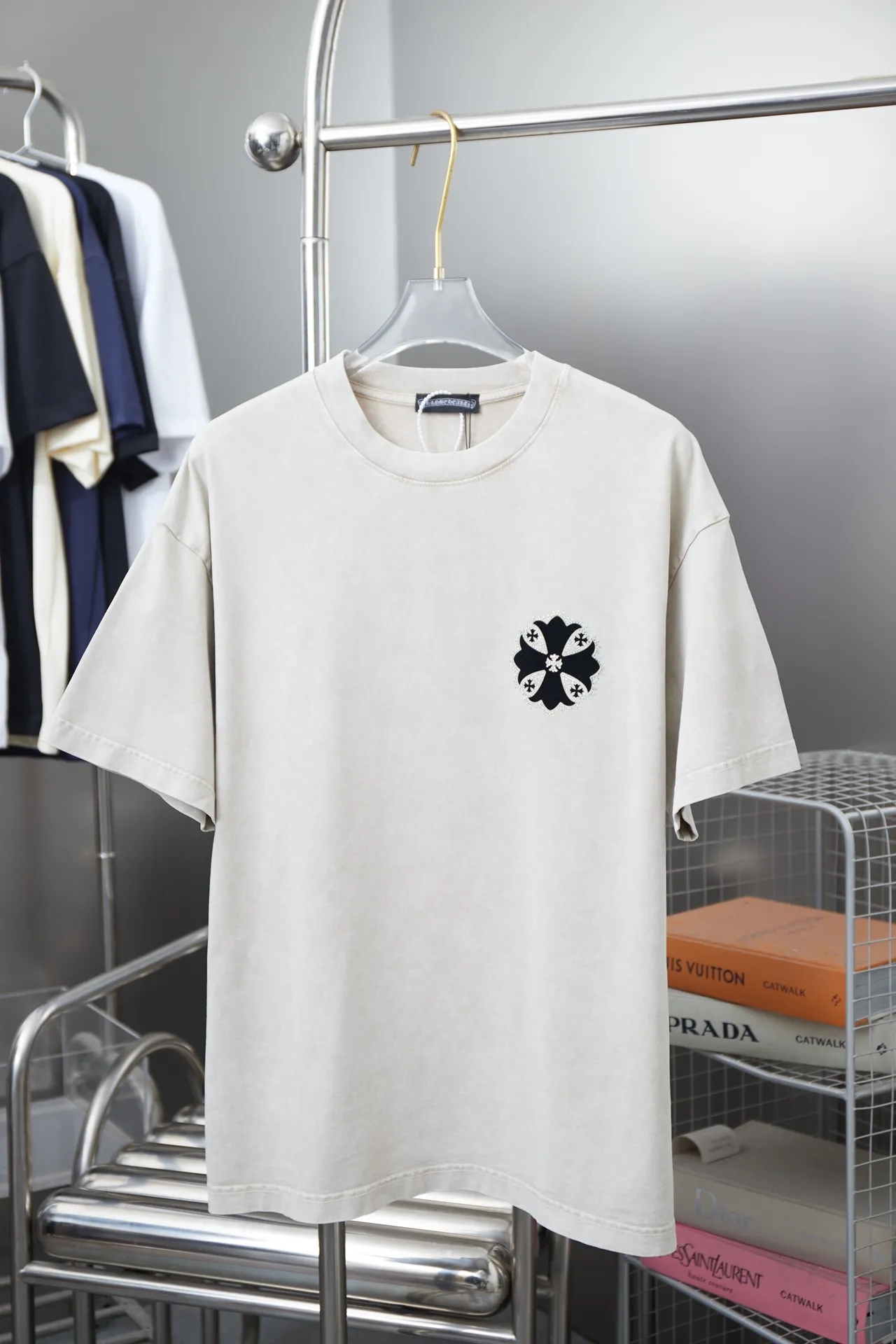 🅿️220 Chrome Hearte 25SS early spring new style, flocked printed hot diamond short sleeves, light luxury, essential item for daily commuting for men and women, correct version, welcome to compare, detailed features · 280 grams of 100% pure cotton double yarn jersey fabric · Special thickened 32 pieces of double-strand 1X1 thread in the same vat · Beautiful velvet Chrome Heart pattern printing ➕Australian broken diamonds. Ready-to-wear dyeing Then do the faded fried snowflake process, then wash it to make it look old. Common washing improves the effect · Double-needle stitching across seams · Original main mark, washed tag, branded moisture-proof paper packaging Color: Black/Apricot/Burgundy/Grass Green Size: S/M/L/XL
